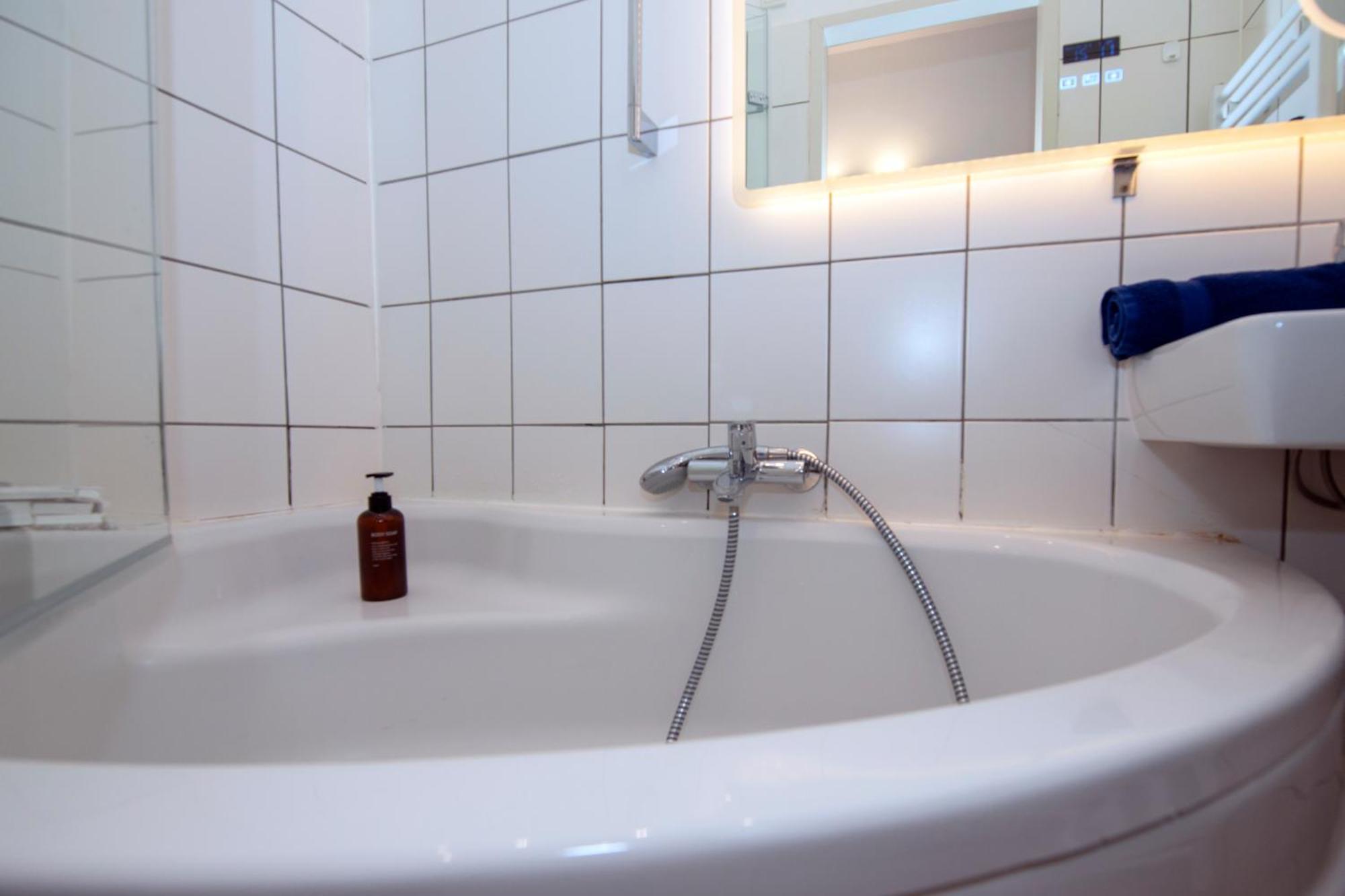 Home Suites Home Wina Bagian luar foto