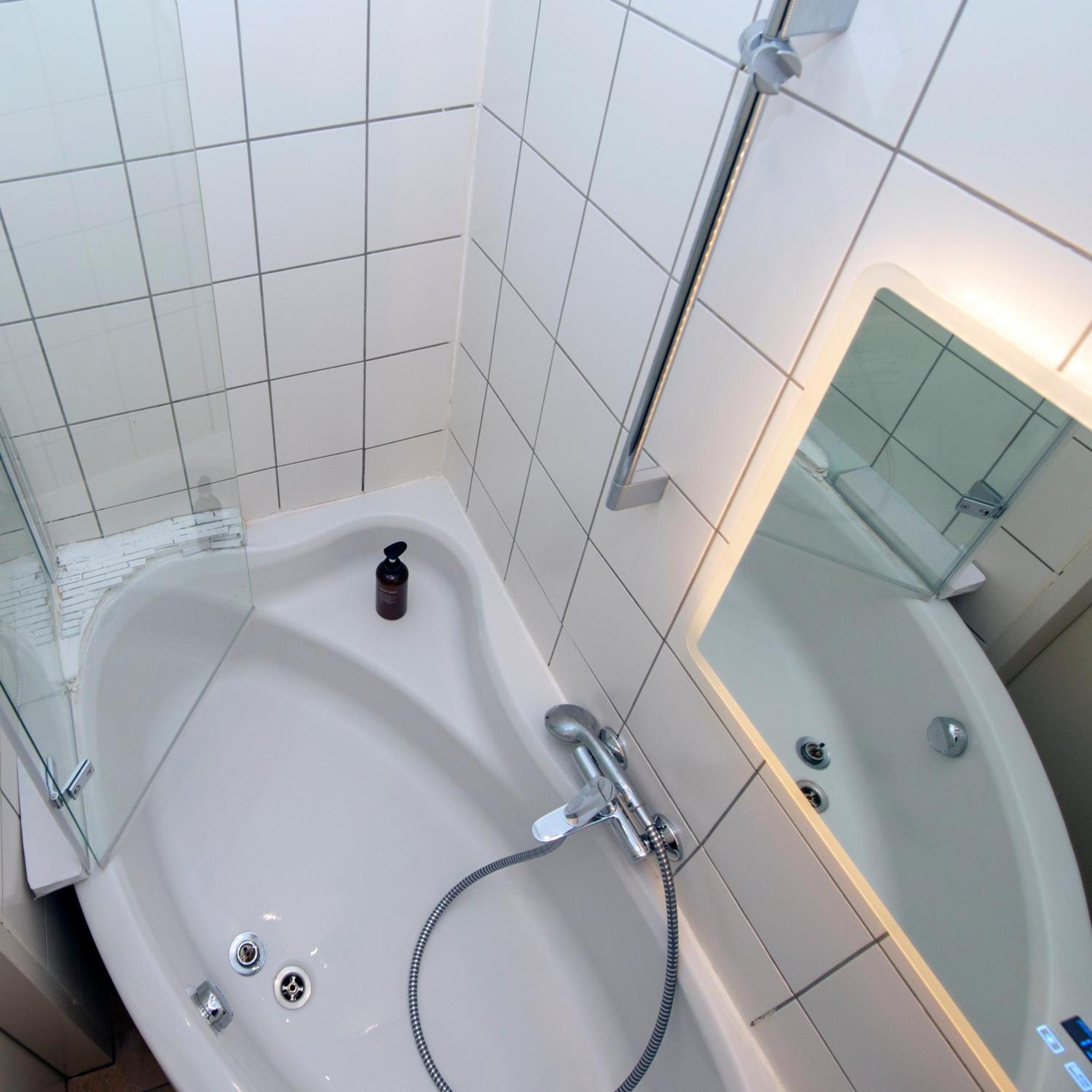 Home Suites Home Wina Bagian luar foto